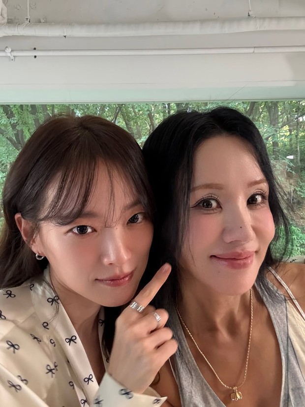 Chun Woo Hee bagikan momen kedekatannya bersama Uhm Jung Hwa melalui media sosialnya pada (1/9).