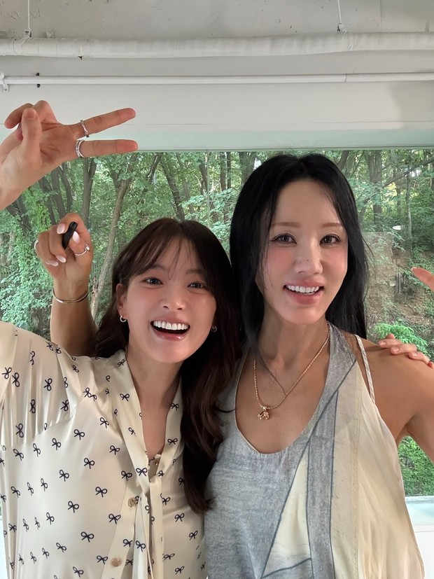 Chun Woo Hee dan Uhm Jung Hwa mengabadikan momen manis di pertemuan pertama yang terekam kamera.