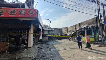 Fatmawati Membara: Ruko Terbakar, Polisi Garis, Lalu Lintas Macet.
