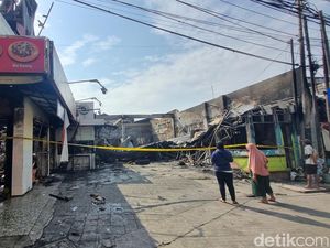 Situasi Ruko Terbakar di Jalan Fatmawati: Digaris Polisi, Lalin Dialihkan Situasi Ruko Terbakar di Jalan Fatmawati: Digaris Polisi, Lalin Dialihkan