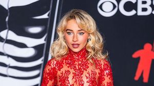 Foto: Sabrina Carpenter Bergaun Merah Transparan di MTV VMAs 2025