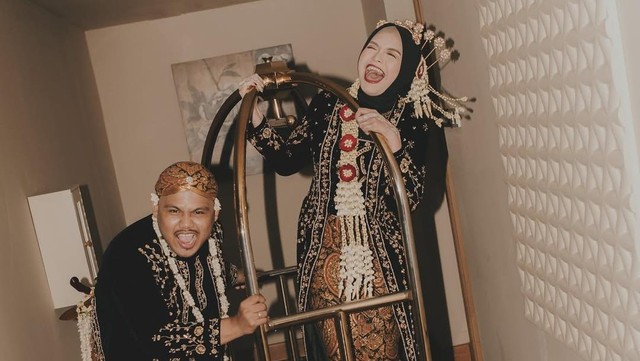 Kabar Terkini Artis dari InsertLive : Salma Salsabil Umumkan Kelahiran Anak Pertama, Warganet Auto Berhitung