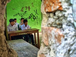 Kala Pelajar MTs di Kampung Gempol Belajar di Bawah Bayang Retakan