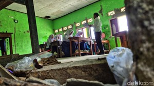 Potret Miris Siswa MTs di Sukabumi, Belajar di Bawah Bangunan Retak