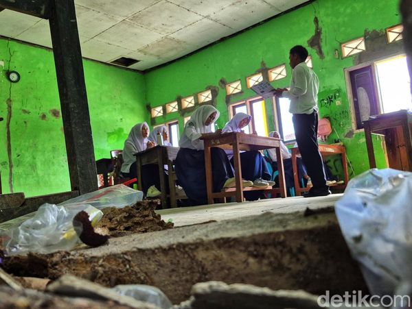 Potret Miris Siswa MTs di Sukabumi, Belajar di Bawah Bangunan Retak
