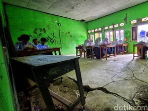 Video Mirisnya Gedung MTs di Sukabumi: Belajar di Bangunan Retak Video Mirisnya Gedung MTs di Sukabumi: Belajar di Bangunan Retak