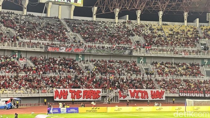 Suporter Timnas Indonesia memenuhi Stadion Gelora Bung Tomo Surabaya saat menghadapi Lebanon di laga FIFA Matchday