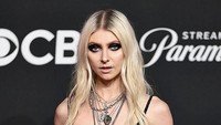 Foto: Perut Taylor Momsen Jadi Sorotan di MTV VMA 2025, Sixpack Sempurna