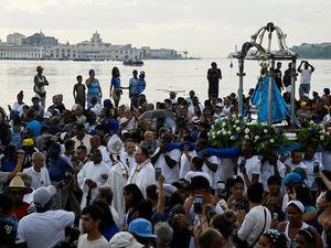 Umat Kuba Meriahkan Prosesi Perawan Regla di Teluk Havana