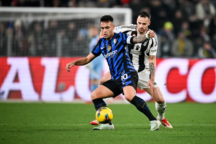 TURIN, ITALY - FEBRUARY 16: Federico Gatti of Juventus battles for the ball with Lautaro Martinez of FC Internazionale during the Serie A match between Juventus and FC Internazionale at Juventus Stadium on February 16, 2025 in Turin, Italy. (Photo by Daniele Badolato - Juventus FC/Juventus FC via Getty Images)