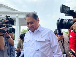 Airlangga Sebut Pelemahan Rupiah & IHSG Anjlok Hanya Sementara