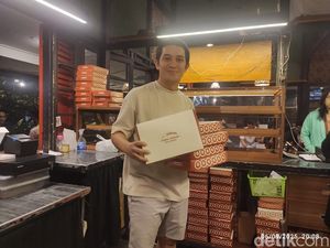 Dulu Jualan Roti-Kucing Ras, Kini Akbar Azhari Jadi Juragan Donat di Garut Dulu Jualan Roti-Kucing Ras, Kini Akbar Azhari Jadi Juragan Donat di Garut