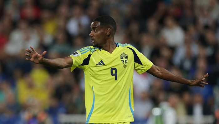 Soccer Football - World Cup - UEFA Qualifiers - Group B - Kosovo v Sweden - Fadil Vokrri Stadium, Pristina, Kosovo - September 8, 2025 Swedens Alexander Isak reacts REUTERS/Valdrin Xhemaj