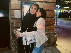 Video: Pelukan Hangat Agnez Mo dan Anggun C Sasmi