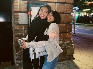 Video: Pelukan Hangat Agnez Mo dan Anggun C Sasmi Video: Pelukan Hangat Agnez Mo dan Anggun C Sasmi