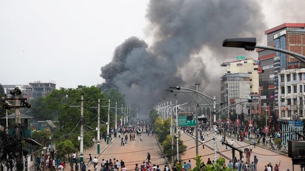Asap mengepul setelah demonstran membakar gerbang utama Parlemen, selama protes terhadap pembunuhan 19 orang pada hari Senin setelah protes antikorupsi yang dipicu oleh larangan media sosial, yang kemudian dicabut, selama jam malam di Kathmandu, Nepal, 9 September 2025. (REUTERS/Adnan Abidi)