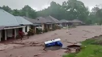 Korban Banjir Nagekeo NTT Keluhkan Dapur Umum Jauh dan Makanan Terbatas