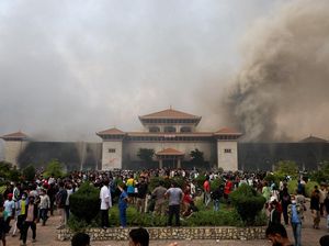 Nepal Gratiskan Perpanjangan Visa Turis yang Terjebak Kerusuhan di Kathmandu Nepal Gratiskan Perpanjangan Visa Turis yang Terjebak Kerusuhan di Kathmandu