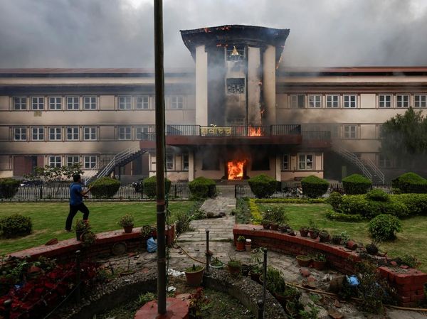 Demo di Nepal Chaos! Gedung-gedung Pemerintah Dibakar