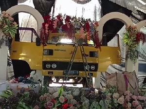 Dekorasi Pernikahan Viral di Bojonegoro, Truk Mejeng di Pelaminan Dekorasi Pernikahan Viral di Bojonegoro, Truk Mejeng di Pelaminan