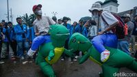 Dua Dinosaurus Pecahkan Suasana Demo Mahasiswa di DPR