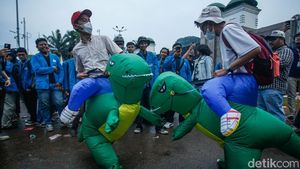 Dua Dinosaurus Pecahkan Suasana Demo Mahasiswa di DPR