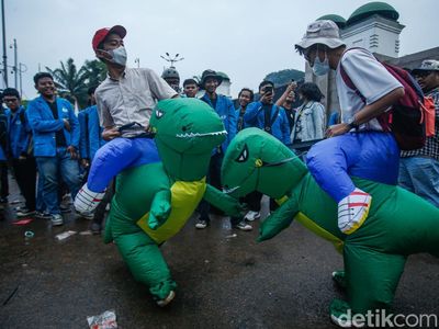 Dua Dinosaurus Pecahkan Suasana Demo Mahasiswa di DPR