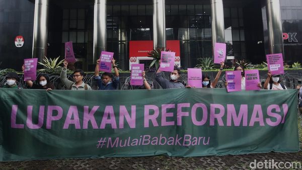 ICW Suarakan 11 Tuntutan Antikorupsi di Depan KPK