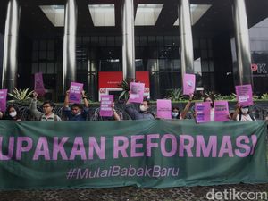 ICW Suarakan 11 Tuntutan Antikorupsi di Depan KPK ICW Suarakan 11 Tuntutan Antikorupsi di Depan KPK