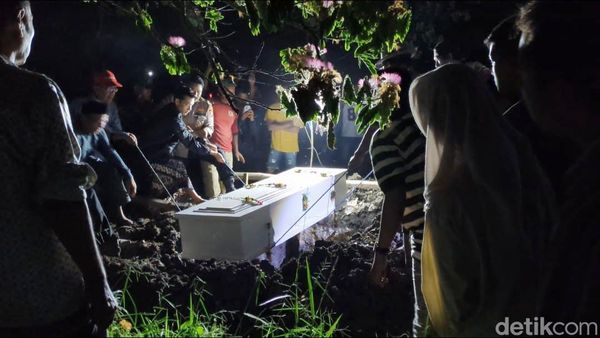 Suasana Pemakaman Tiara Korban Mutilasi Mojokerto Diiringi Ratusan Warga