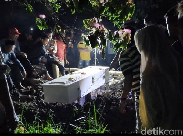 Suasana Pemakaman Tiara Korban Mutilasi Mojokerto Diiringi Ratusan Warga