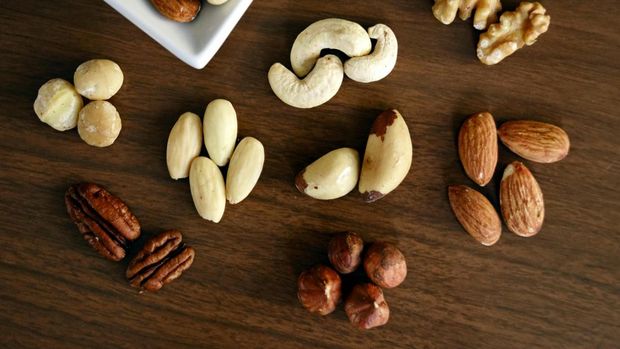 Kacang almond, mete, dan jenis kacang-kacangan lainnya merupakan sumber protein nabati. Kandungan ini berperan penting dalam menjaga mood tetap stabil.
