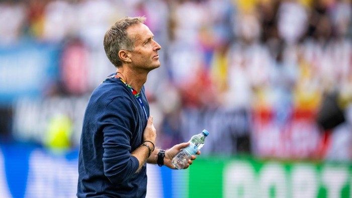 DORTMUND, GERMANY - JUNE 29: Head Coach Kasper Hjulmand of Denmark greets the fans ahead of the UEFA EURO 2024 round of 16 match between Germany and Denmark at Football Stadium Dortmund on June 29, 2024 in Dortmund, Germany. (Photo by Kevin Voigt/Getty Images)