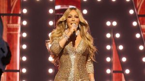 Foto: Mariah Carey Bersinar di MTV VMAs, Pakai Perhiasan Rp 165 Miliar