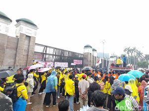 Tagih 17+8 Tuntutan Rakyat, Mahasiswa Minta Anggota DPR Dialog Bareng Massa