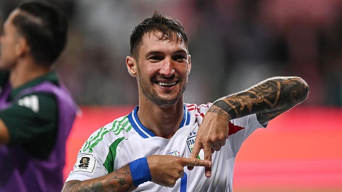 DEBRECEN, HUNGARY - SEPTEMBER 08: Matteo Politano of Italy celebrates his goal during the FIFA World Cup 2026 qualifier match between Israel and Italy at Nagyerdei Stadion on September 08, 2025 in Debrecen, Hungary. (Photo by Image Photo Agency/Getty Images)
