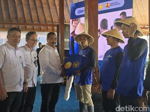 Menteri Imipas Terima Alsintan untuk Ketahanan Pangan di Nusakambangan dari Kementan Menteri Imipas Terima Alsintan untuk Ketahanan Pangan di Nusakambangan dari Kementan