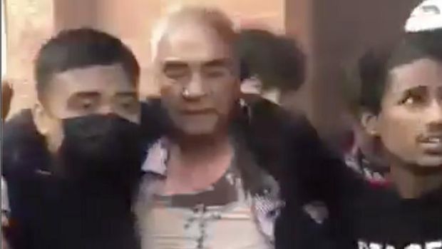Menteri Keuangan Nepal, Bishnu Prasad Paudel, berbareng istrinya, diarak massa dari rumahnya pada Selasa (9/9/2025), di tengah demo nan berujung kerusuhan. (X/@ashoswai)