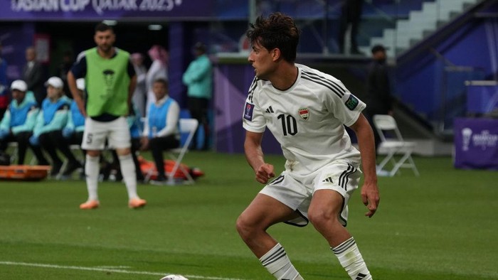 DOHA, QATAR - JANUARY 29: Mohanad Ali Kadhim of Iraq dribbles the ball during the AFC Asian Cup Round of 16 match between Iraq and Jordan at Khalifa International Stadium on January 29, 2024 in Doha, Qatar. (Photo by Kaz Photography/Getty Images)