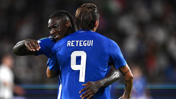 Moise Kean, Mateo Retegui BERGAMO, ITALY - SEPTEMBER 05: Mateo Retegui of Italy celebrates his goal with Moise Kean of Italy during the FIFA World Cup 2026 qualifier match between Italy and Estonia at Stadio di Bergamo on September 05, 2025 in Bergamo, Italy. (Photo by Image Photo Agency/Getty Images)