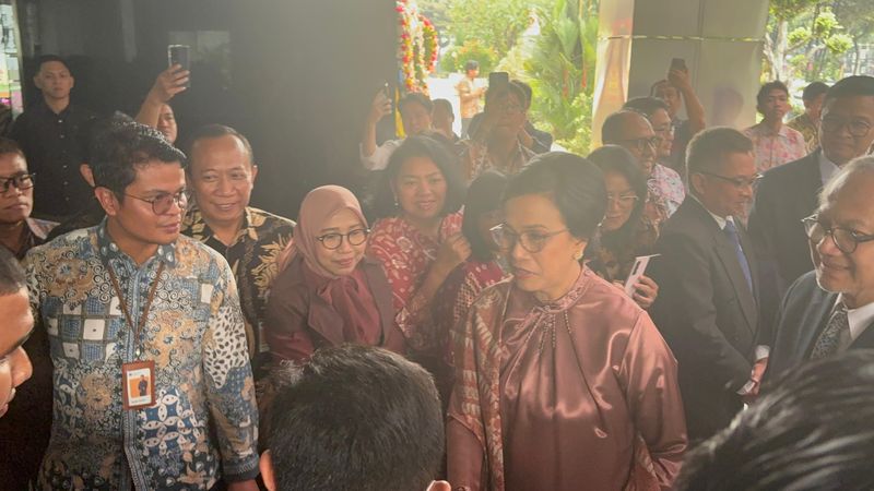 Momen Haru Sri Mulyani Tiba di Kemenkeu Jelang Sertijab Acara serah terima jabatan (Sertijab) Menteri Keuangan dari Sri Mulyani Indrawati kepada Purbaya Yudhi Sadewa dilakukan hari ini. Serah terima ini menyusul pelantikan Purbaya sebagai Menteri Keuangan oleh Presiden Prabowo Subianto, Senin (8/9/2025).