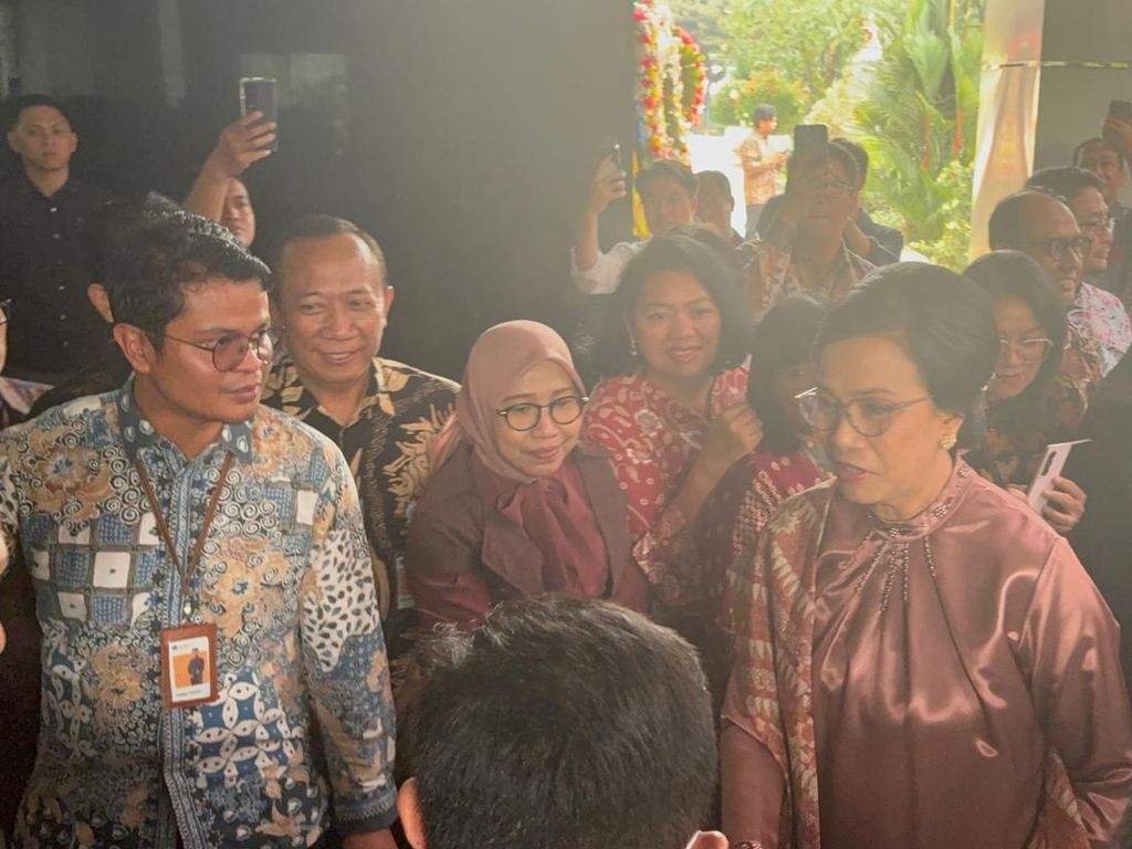 Momen Haru Sri Mulyani Tiba di Kemenkeu Jelang Sertijab Momen Haru Sri Mulyani Tiba di Kemenkeu Jelang Sertijab