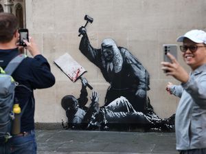 Mural Baru Banksy Hiasi Pengadilan Tinggi London, Soroti Penindasan Demonstran Mural Baru Banksy Hiasi Pengadilan Tinggi London, Soroti Penindasan Demonstran