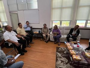 Aktivis Perempuan Desak Jaksa Tahan Anggota DPRD Kupang Mokris Lay Aktivis Perempuan Desak Jaksa Tahan Anggota DPRD Kupang Mokris Lay