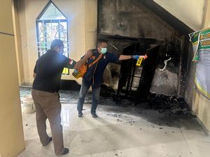 Masjid di Makassar Nyaris Dibakar OTK Berkerudung Pakai Korek, Polisi Usut Masjid di Makassar Nyaris Dibakar OTK Berkerudung Pakai Korek, Polisi Usut