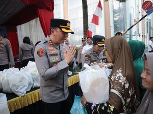 Polres Tangsel Bagikan 550 Sembako buat Ojol-Ibu Rumah Tangga