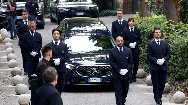 Potret Pemakaman Privat Maestro Mode Italia Giorgio Armani di Kampung Halaman