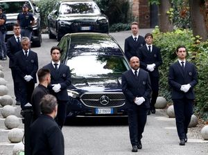 Potret Pemakaman Privat Maestro Mode Italia Giorgio Armani di Kampung Halaman