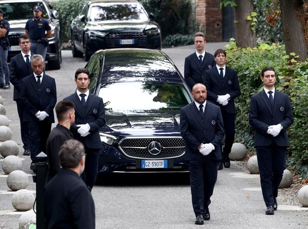 Potret Pemakaman Privat Maestro Mode Italia Giorgio Armani di Kampung Halaman