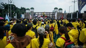 Ratusan Mahasiswa Desak DPR Tindaklanjuti 17+8 Tuntutan